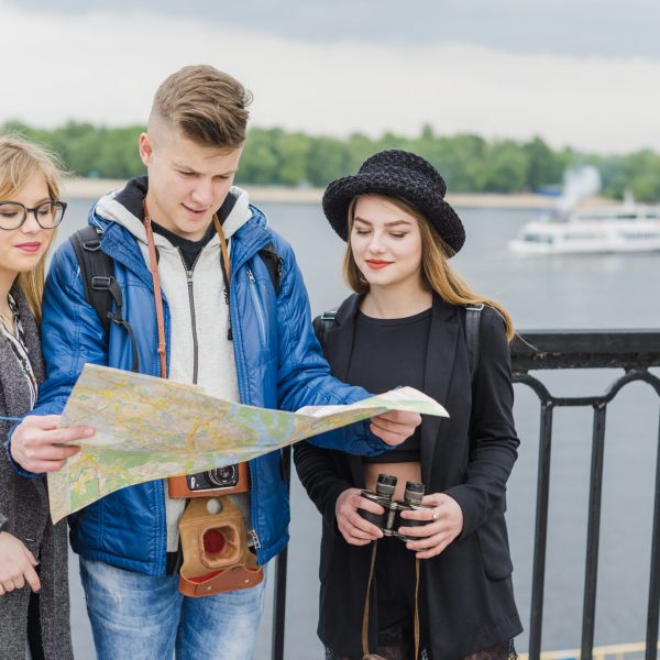 lost-tourists-with-map lost-tourists-with-map